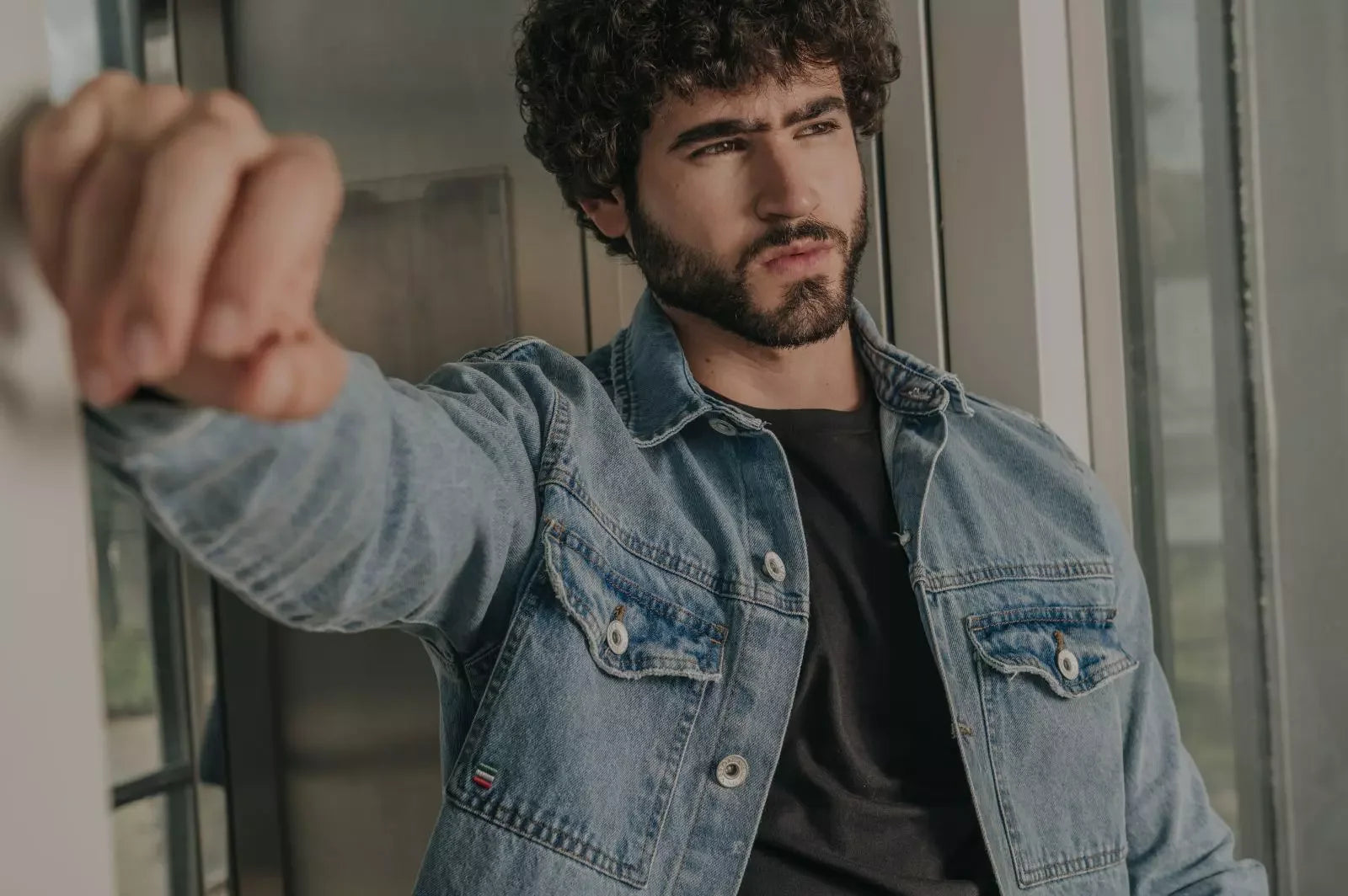 Como Se Vestir Como um Homem Elegante com Pouco Dinheiro