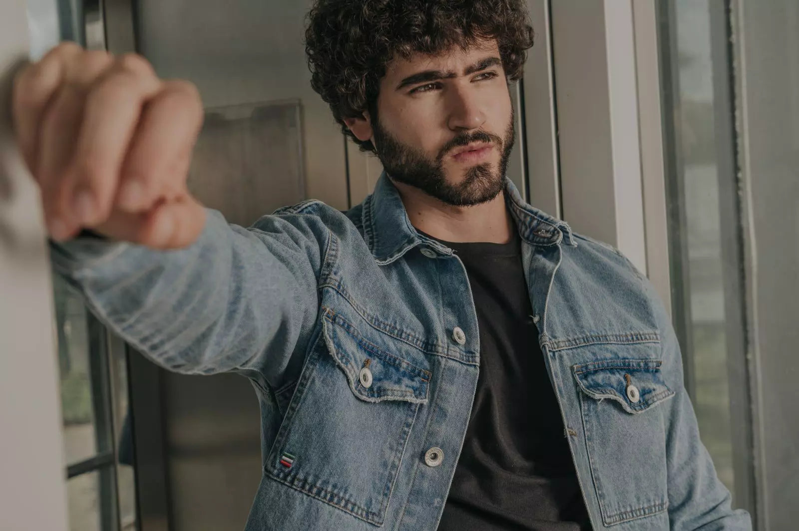 Como Se Vestir Como um Homem Elegante com Pouco Dinheiro
